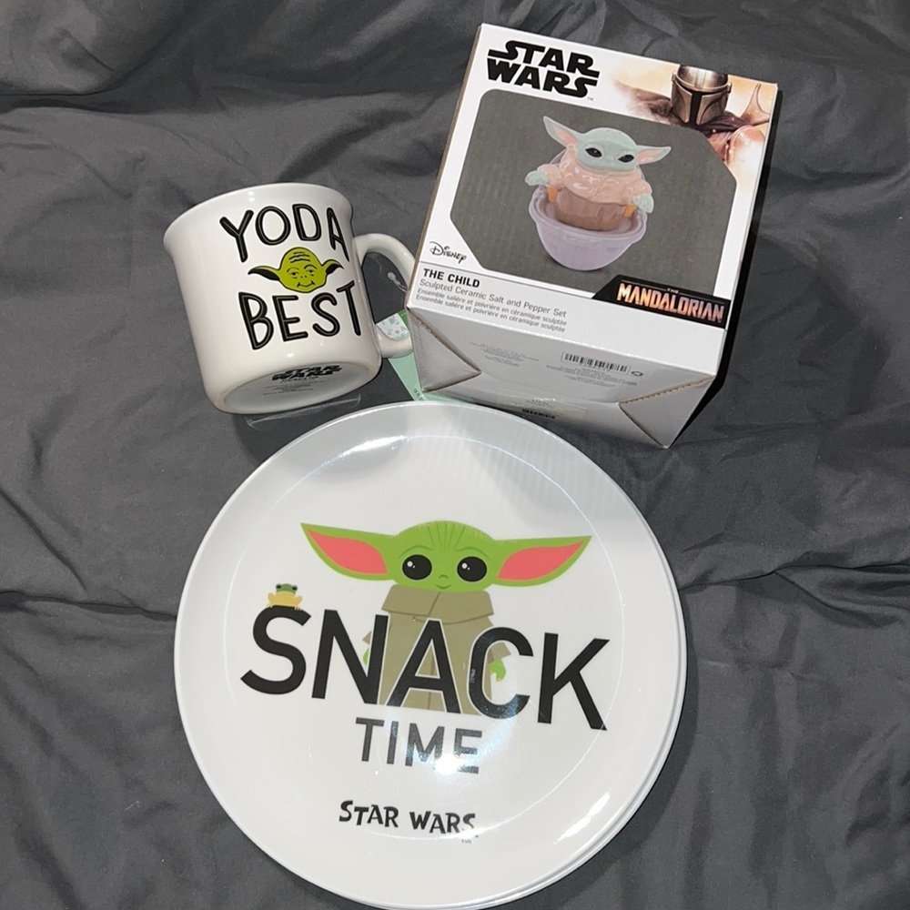 Star Wars collectors set 4 plates salt & pepper shaker Yoda coffee cup kitchen